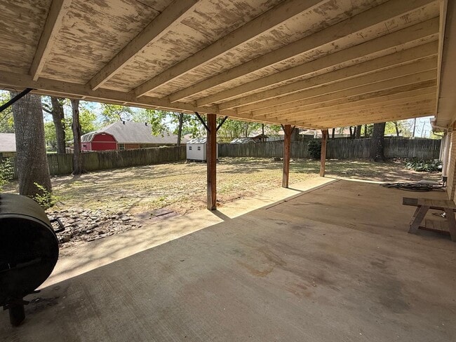 Building Photo - Large 3 Bedroom 2 Bath in PTISD