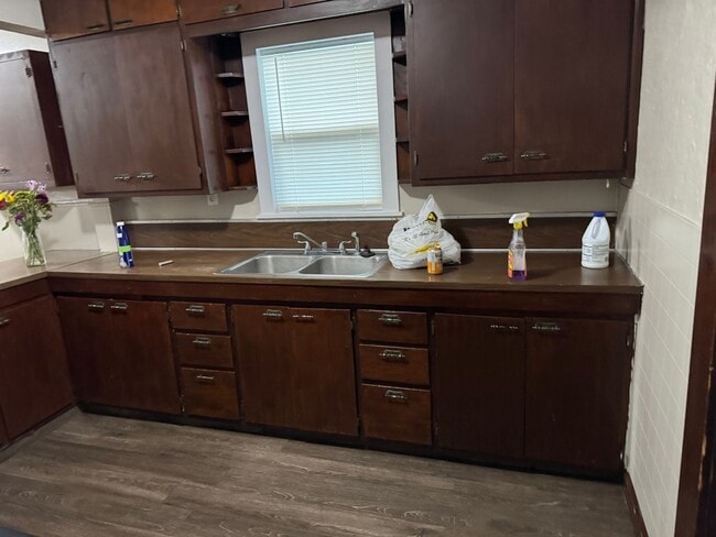Building Photo - 3 bed 1 bath country house