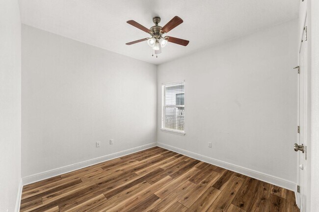 Building Photo - 486 Fanny Ann Way