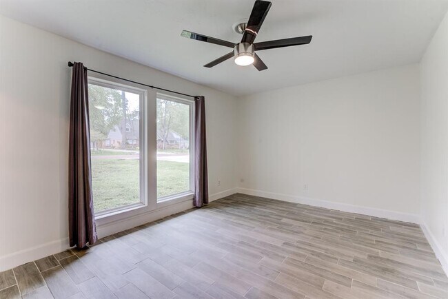 Building Photo - 560 Landfall Ln