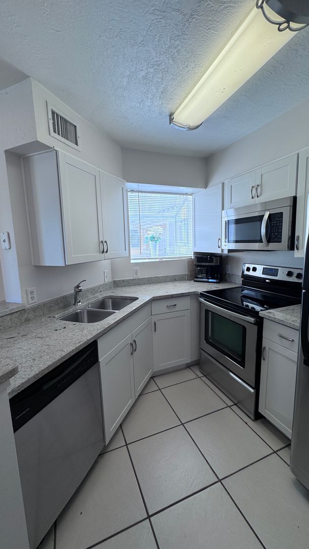 Building Photo - Fully Furnished 1BR/1BA Condo Just 3 Block...