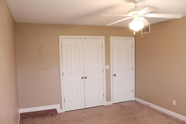 Building Photo - 1304 E Brown School Rd