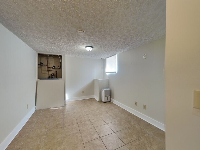 Building Photo - 1391 Indianola Ave