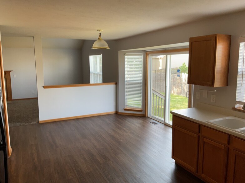 Building Photo - 948 Bradley Ln