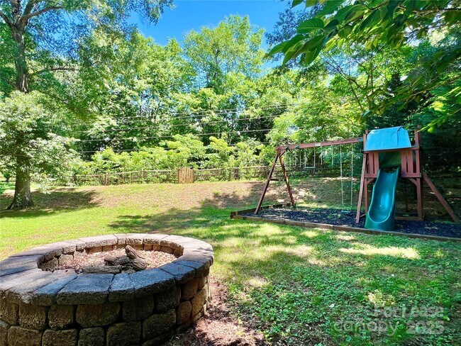 Building Photo - 811 Deercross Ln