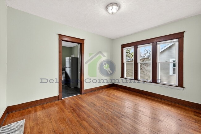 Building Photo - Beautiful Two Bedroom Lower Unit! Available NOW!!