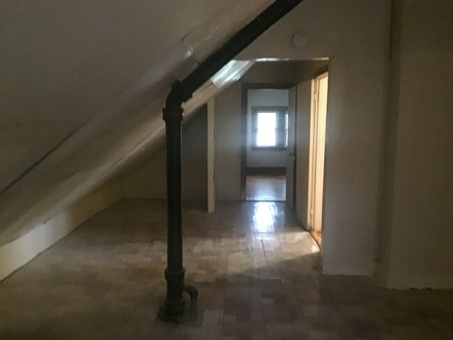 Building Photo - 4 bedroom single family home