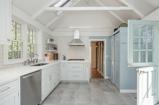 Building Photo - 134 Three Mile Harbor Rd