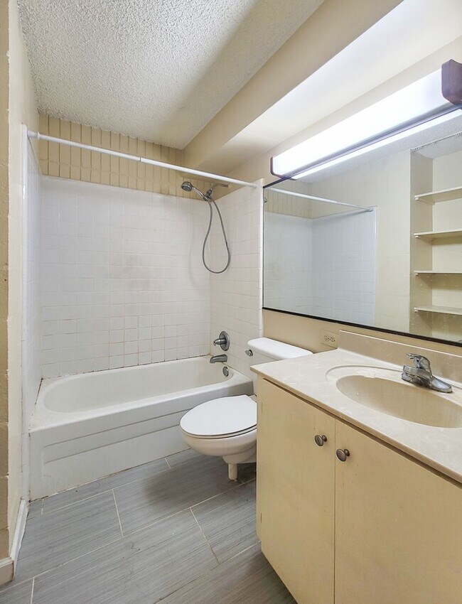 Building Photo - 1023