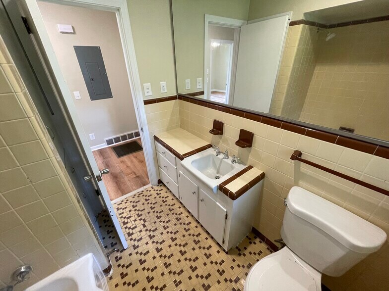 Main Bathroom 2 of 2 - 2641 Japonica Dr
