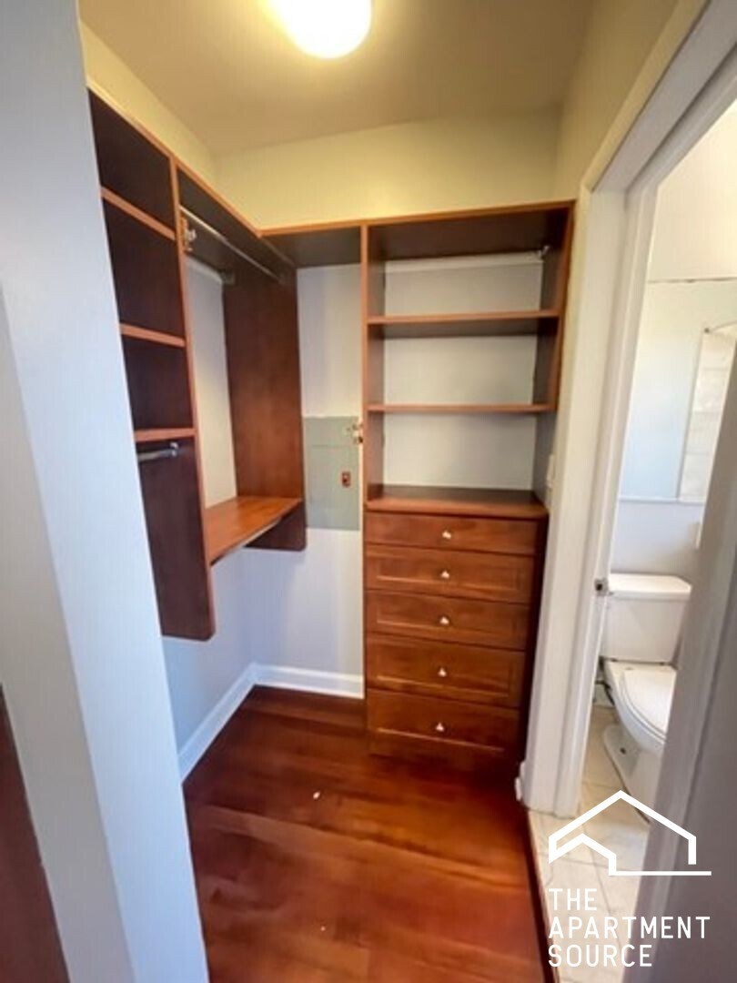 Building Photo - 700 W Bittersweet Pl