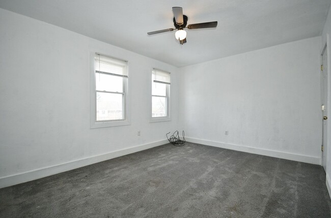 Building Photo - 2 Bed/1Bath Single Family Row House - Sect...