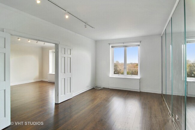 Building Photo - 2130 N Lincoln Park W