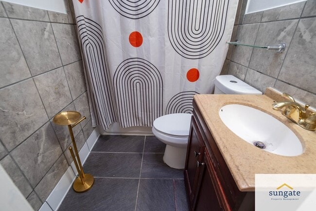 Building Photo - 8666 Oak Rd