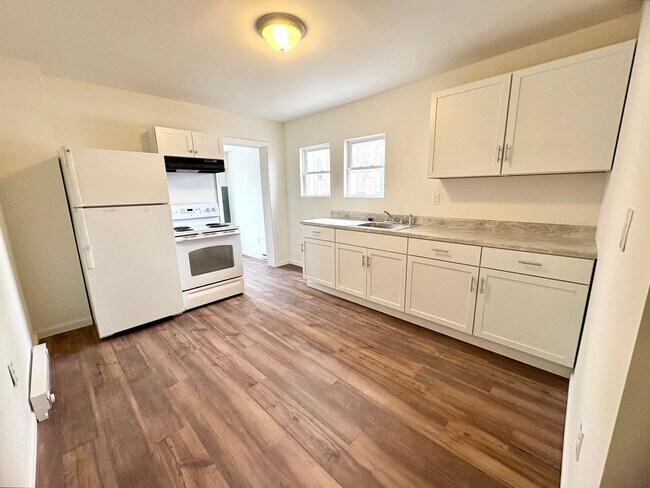 Building Photo - 133 W Maple St