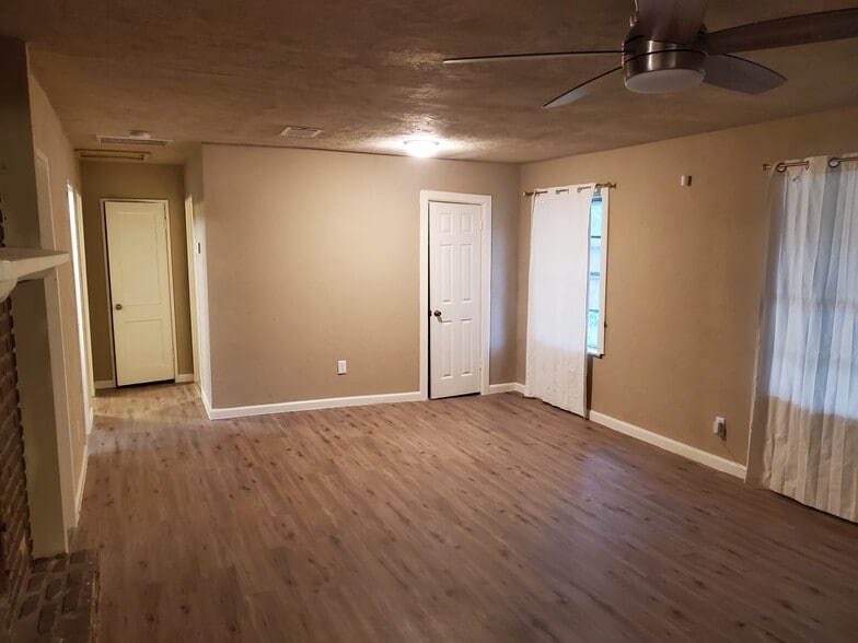 Building Photo - 5131 Lyndhurst Dr