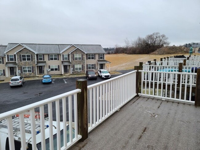 Building Photo - 3 Bedroom 2 1/2 bath end unit Townhome for...