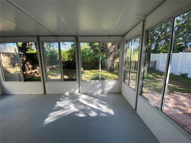 Building Photo - 1014 Lake Shore Ranch Dr