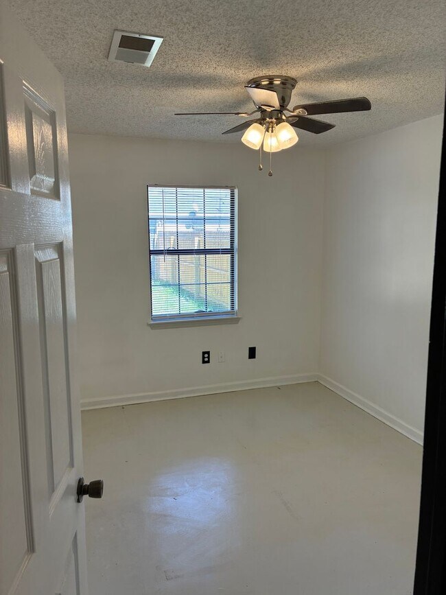 Building Photo - 511 S Arizona St