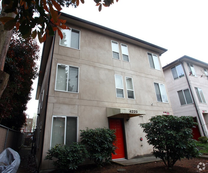 Building Photo - UDH 5 plex