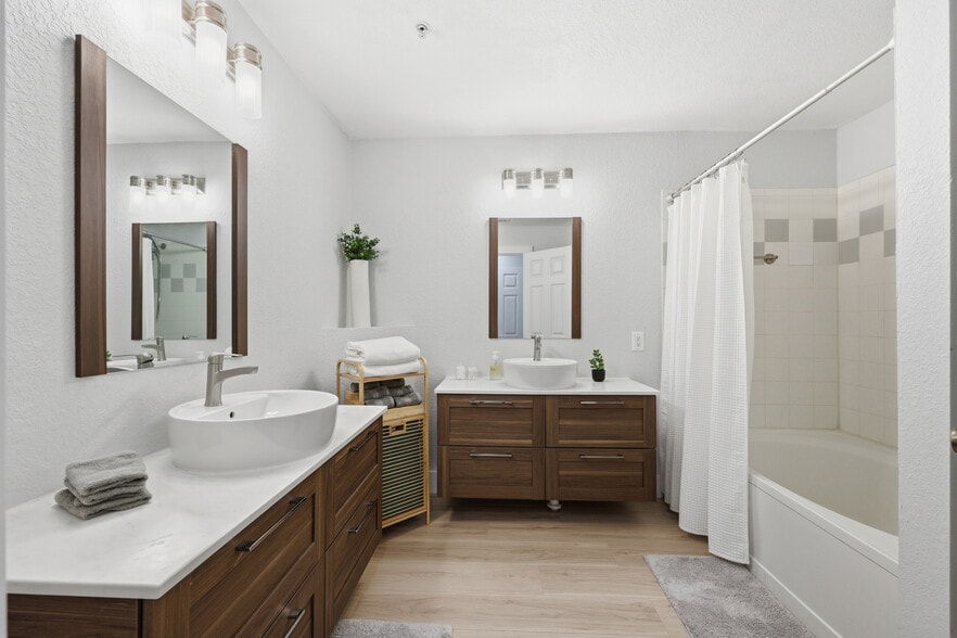 Building Photo - 13810 Sutton Park Dr N