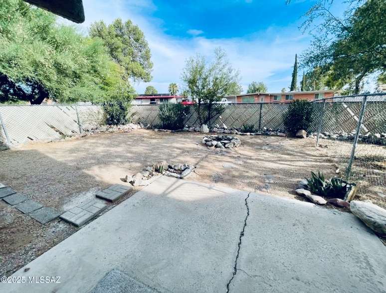 Building Photo - 3817 S Queen Palm Dr