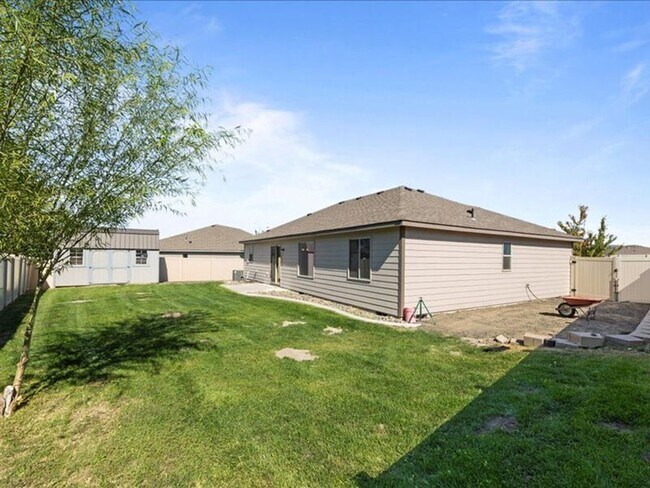 Building Photo - 1016 S Blueberry Pl