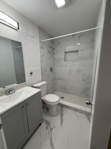 Building Photo - 1131 W 26th St