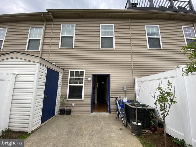 Building Photo - 1213 Clymer St
