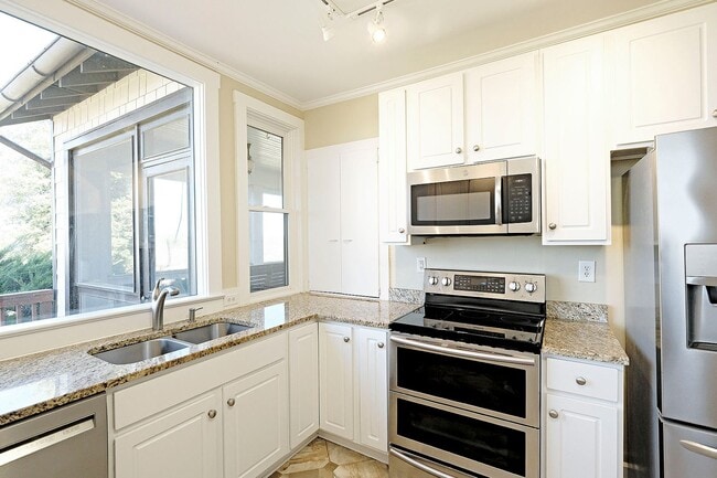 Building Photo - Beautiful Country Home With Picturesque Views