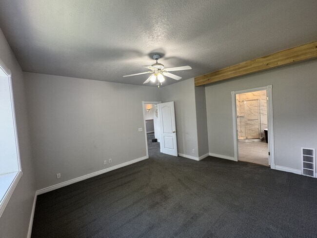 Building Photo - 340 Rainbow Ln