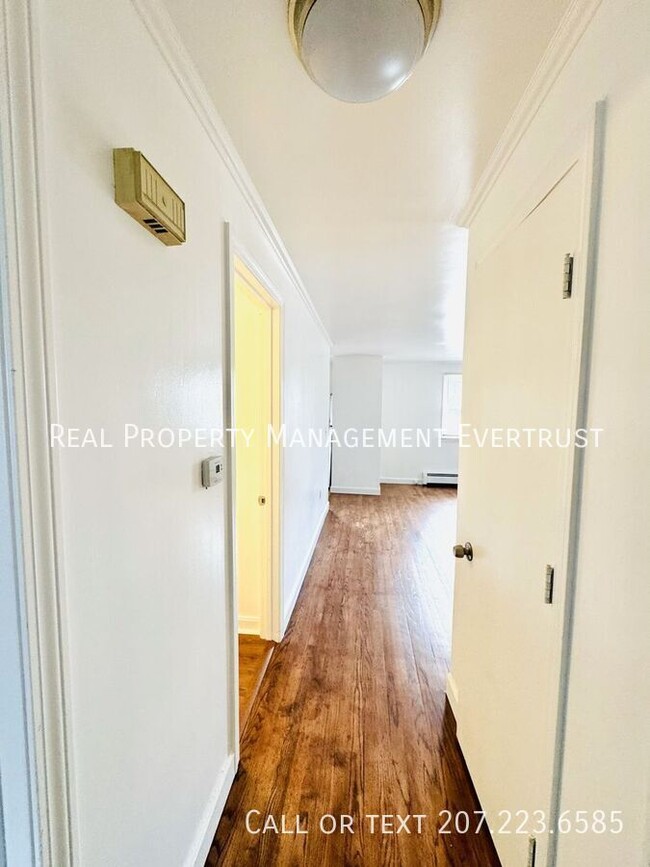 Building Photo - Beautifully renovated 3-bedroom, 1.5-bathr...