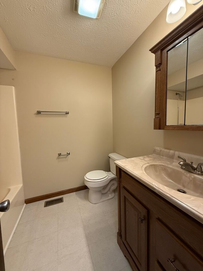 Building Photo - 3 BR / 3 BA Single-family home near Ellettsville