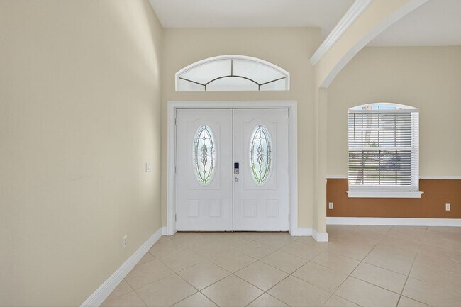Building Photo - Large and Clean home on a corner lot. 3 Be...