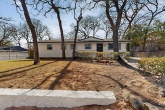 Building Photo - 1900 Mimosa Dr