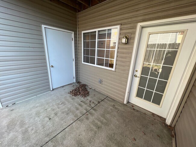 Building Photo - Large 2 Bedroom, 2 Bath apartment with 2 c...