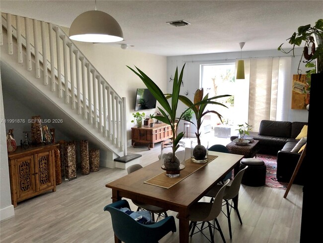 Building Photo - 2233 Ensenada Terrace