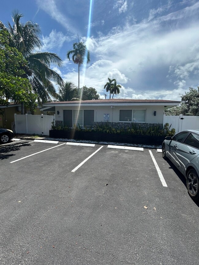 Primary Photo - 1037 NE 9th Ave