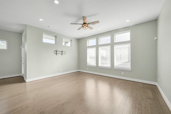 Building Photo - 720 W Donovan St