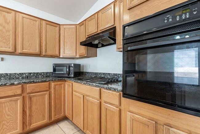 Building Photo - Enjoy an open floor plan with all appliances!