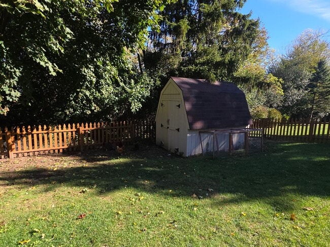 Building Photo - Updated 4 bedroom home in Merton