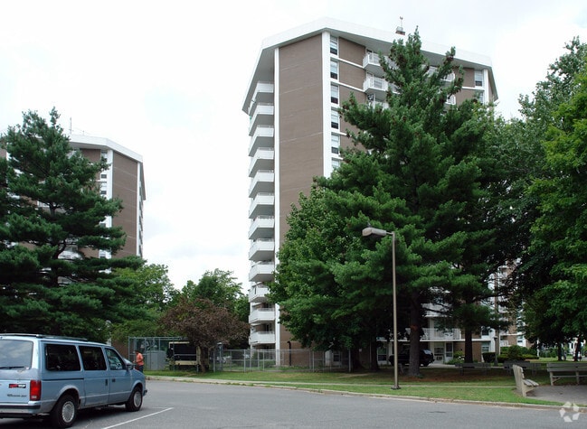 Building Photo - 17-27 Saab Court