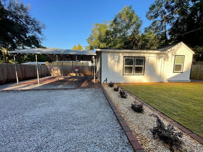 Building Photo - Peaceful Retreat! Just minutes from Niceville!