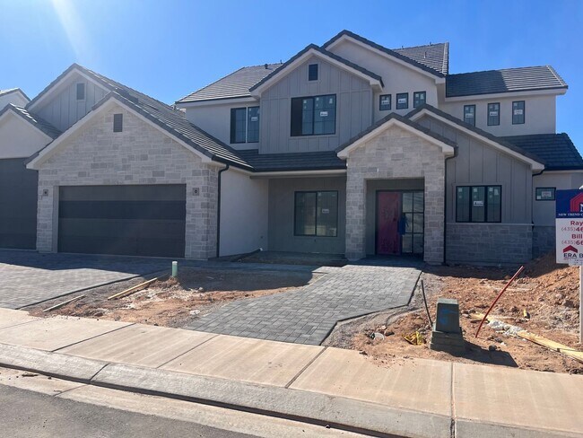 Building Photo - Gorgeous 6 bedroom with Pool and RV Garage