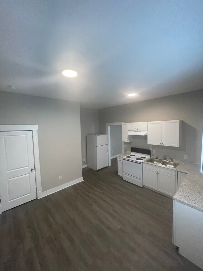 Building Photo - 119 S Pine St