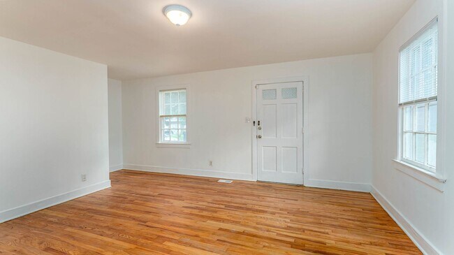 Building Photo - 3 Bedroom 1.5 Bath Townhouse in Wagener Terrace - Charleston Peninsula