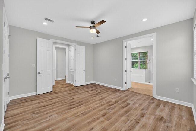 Building Photo - 2019 Pine Island Cir