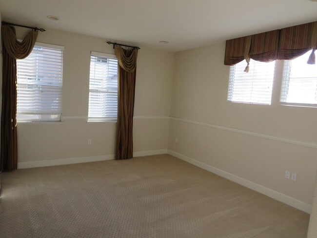 Building Photo - BEAUTIFUL & SPACIOUS 3 BEDROOM HOME IN MIL...