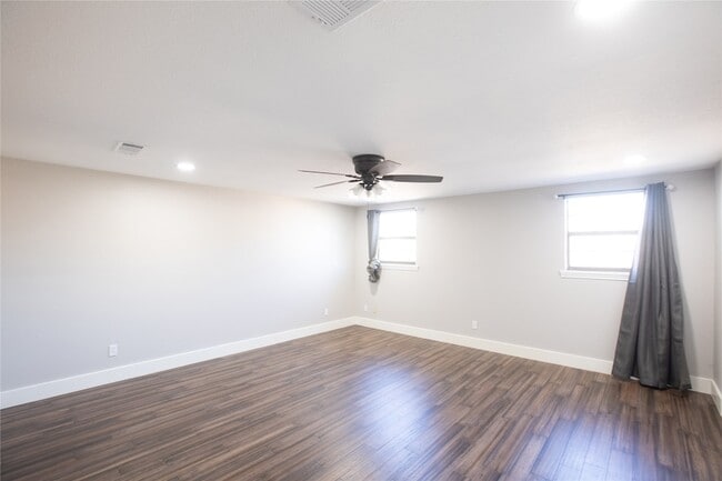 Building Photo - 1929 N Lake Trail