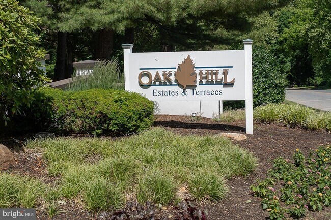 Building Photo - 1640 Oakwood Dr